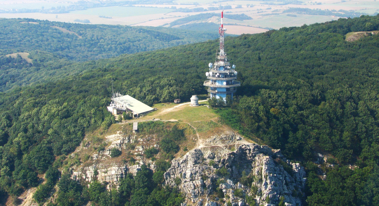 Letecká snímka vrchu Zobor