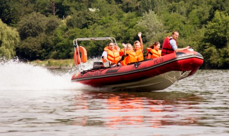 1.Zvolenskí hasiči potešili deti vo forme divokej jazdy na vodnej priehrade Môťová. Vysoká rýchlosť a skoky na vlnách viedli k úsmevom na šťastných tvárach detí.
