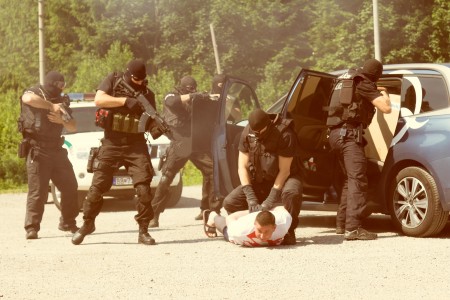 Počas ukážok policajných zásahov bol zatknutý aj vedúci táboru Patrik.