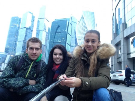 Študenti prekladateľstva ruského jazyka pred Moskovským medzinárodným biznis centrom Moskva city