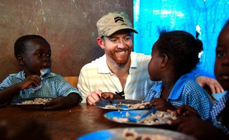 Dave-Farrell-School-visit-with-WFP-Haiti-2011_ Dave Farrell z Linkin Park na návšteve v škole v Haiti_ musicforrelieforg