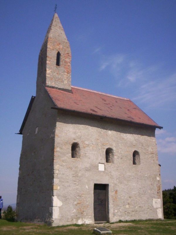 Kostol sv. Michala Archanjela týčiaci sa nad obcou Dražovce.