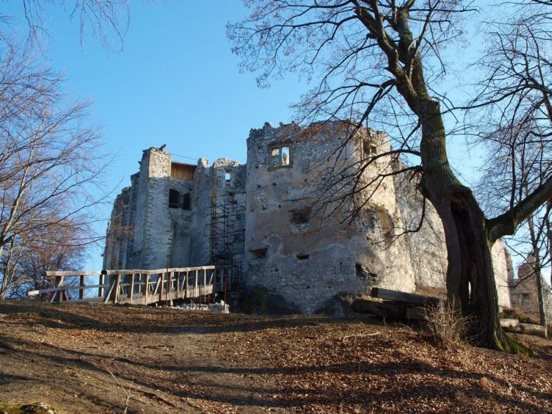 V Uhrovci si môžete pozrieť rodný dom Ľ. Štúra, hrad i jaskyňu.