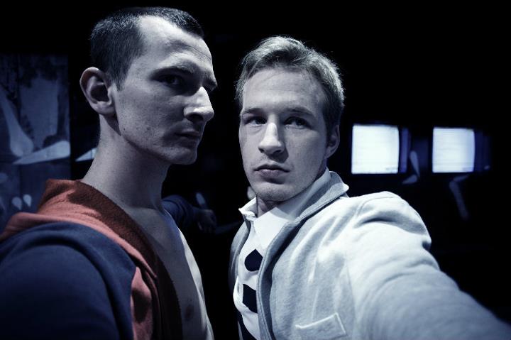 Roman Poláčik (vpravo) s Jakubom Rybárikom v hre Dark Play, jeho prvej skúsenosti s nitrianskymi divadelnými doskami