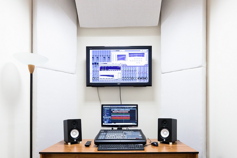 Zvukové laboratórium je vybavené kvalitnou technikou.