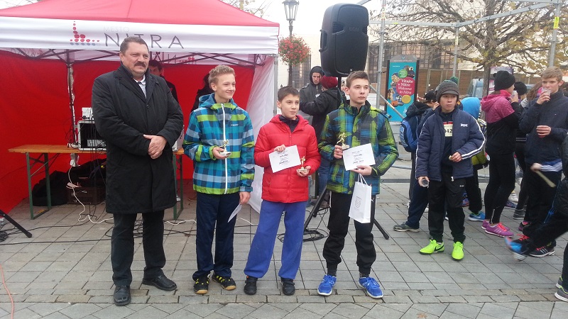 Prorektor UKF Miroslav Tvrdoň s ocenenými súťažiacimi