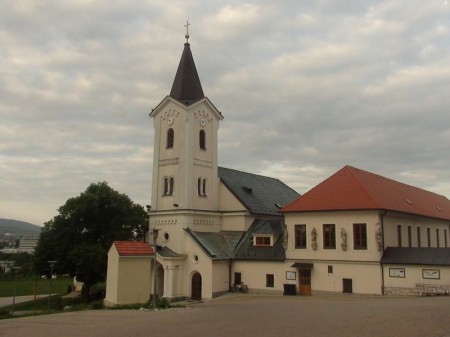 Pod kostolom sa nachádza studená krypta, kde sú pochovaní nazarénski mnísi a členovia prísnej rehole, ktorá tu kedysi mala svoj kláštor.