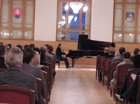 Ivan Gajan v sále Župného domu v Nitrianskej galérii