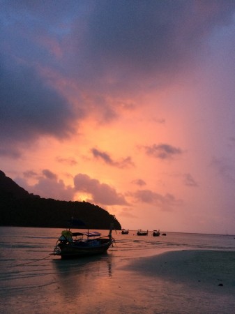 Západ slnka na ostrove Phi Phi.