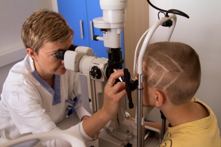 2.Všetkým deťom odborníci bezplatne skontrolovali zrak. A ak dieťa potrebovalo dioptrické okuliare, tak ich dostalo.