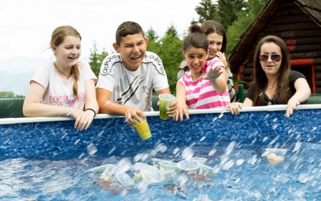 Fŕkanie vody, smiech a snaha vyloviť pre každého zo svojho oddielu Bubbleology čaj. Deti potešili aj takéto drobnosti. 