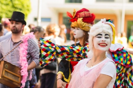 Študenti v maskách zabávali všetkých ľudí navôkol