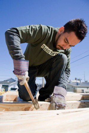 Mike-Shinoda-Habitat-Build-New-Orleans-2007_ Mike Shinoda z Linkin Park pomáha pri prestavbe domov_ musicforrelieforg