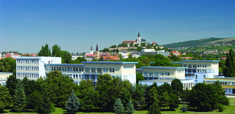 Rektor UKF upozornil na vážnosť situácie, vyzýva k očkovaniu