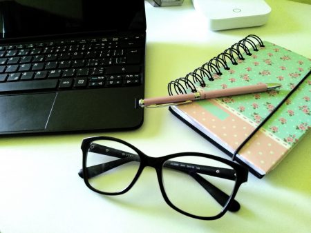 okuliare, notebook, práca